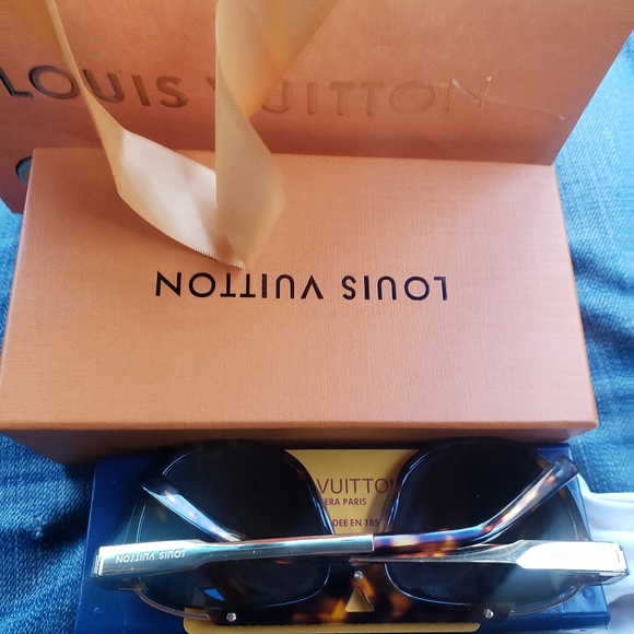 Leopard print Louis Vuitton Aviator Glasses (Unisex) - Picture 3 of 4